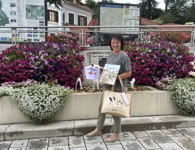 Anita Feiner, Bürgermeisterin von Strallegg, mit dem Babypaket | Foto: MeinBezirk/Leonie Herrmann