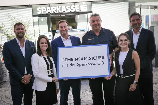 Philipp Hagmayr (Regionalleiter Sparkasse OÖ Vöcklabruck), Bianca Lorenz (Fraud-Expertin Sparkasse OÖ), Thomas Lettner (Marktbereichsleiter Sparkasse OÖ Wels &amp; OÖ Süd), Chefinspektor Johannes Redlinger (Bezirkspolizeikommando Vöcklabruck), Carmen Cavagno (Filialverantwortliche Sparkasse OÖ Vöcklabruck) und Bürgermeister Peter Schobesberger (v.l.). | Foto: Sparkasse OÖ / Eva Stiftinger