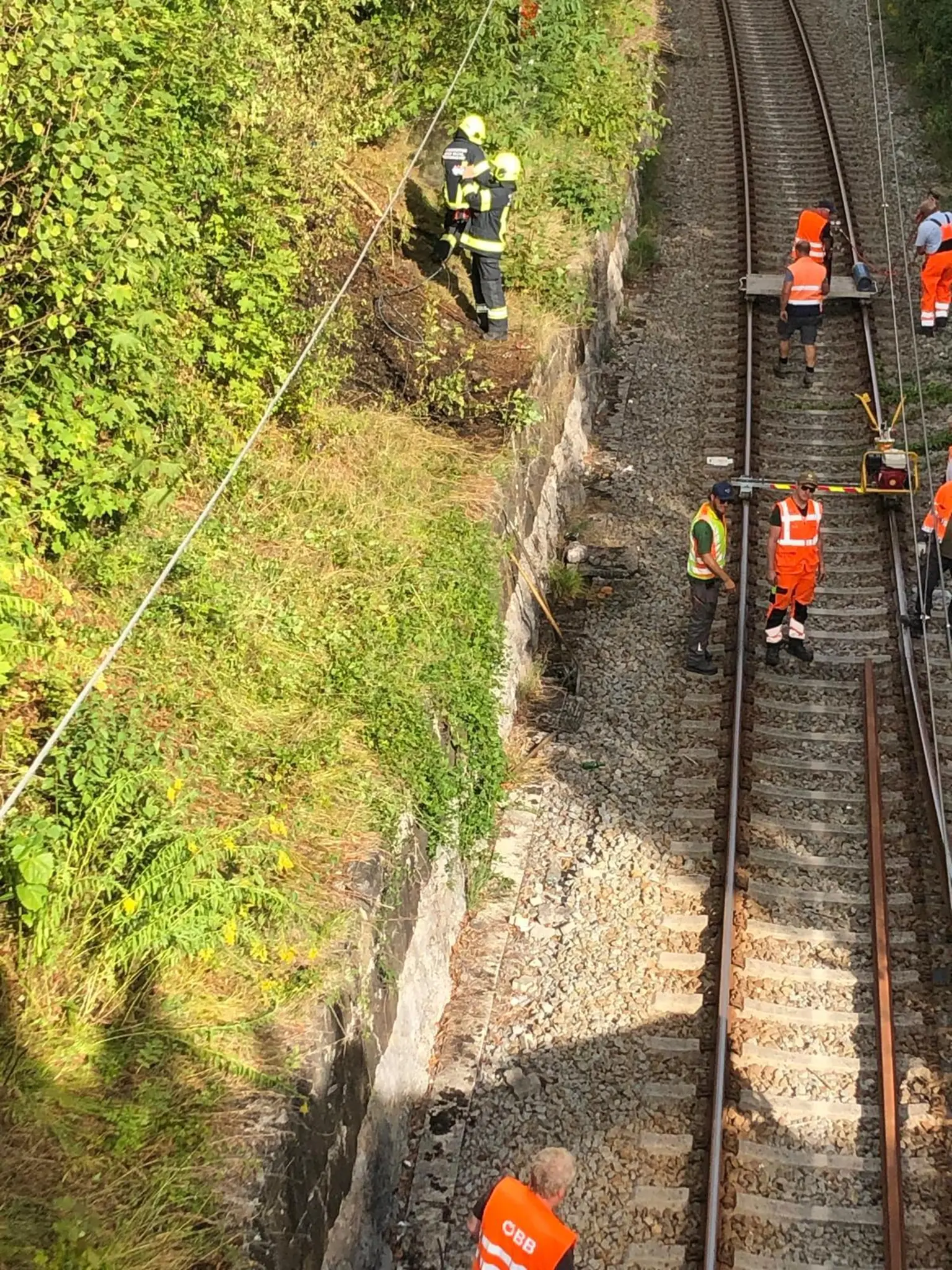 Feuer in Bad Ischl: Rasches Eingreifen verhindert Brand-Ausbreitung bei Bahndamm