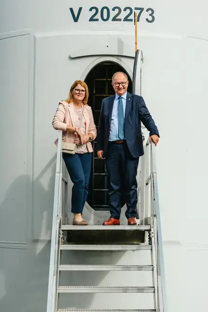 Gabriele Knauseder und Martin Winkler bei ihrem Besuch im Windpark Munderfing. | Foto: SPÖ