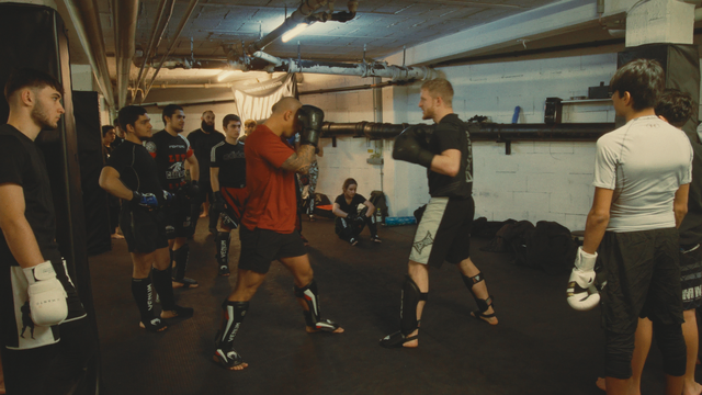 Ein neuer Dokumentationsfilm zeigt wie ein MMA-Kampfsportstudio zum sozialen Ankerpunkt vieler Jugendlicher wurde. | Foto: Cage Wolves Film
