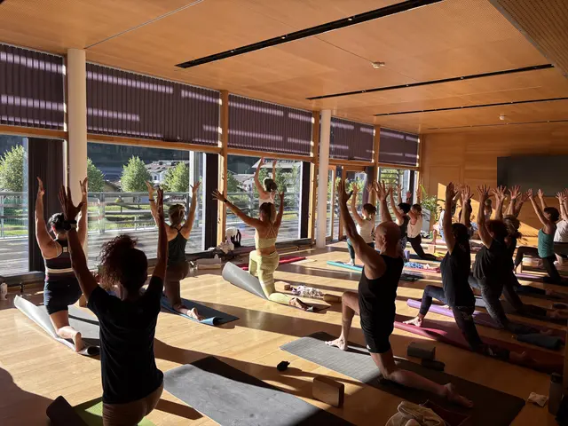 Eine Morgenmeditation mit Alexandra Sagorz-Zimmerl in der Remise des Arlberg WellCom.  | Foto: Elisabeth Zangerl