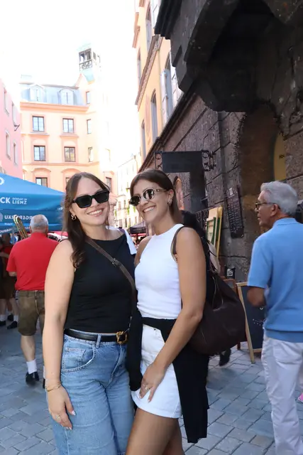 Begeistert vom Weingassenfest: Kathrin und Elena  | Foto: Kendlbacher