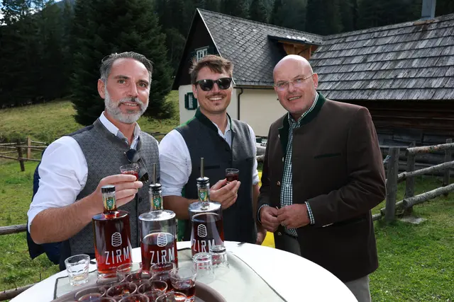 Angestoßen wurde mit Zirm: Raimund Propst, Florian Gruber und Norbert Steinwidder.