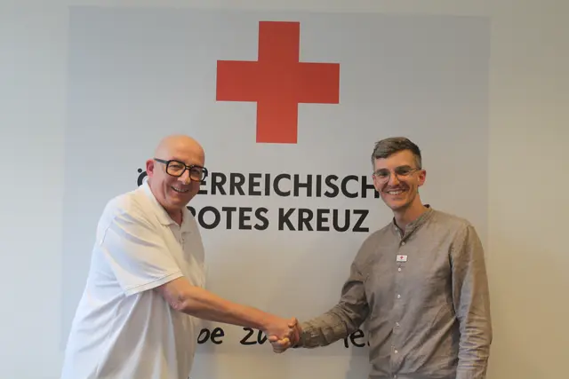 Paul Reinthaler (links) tritt als Bezirksgeschäftleiter bei Roten Kreuz Linz-land ab. Stefan Kager wird sein Nachfolger.