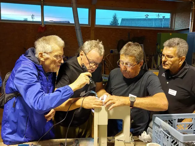 Vor zwei Jahren startete in Ottensheim die Initiative "Repair Café", die sich inzwischen bestens etabliert hat.  | Foto: Hemma Fuchs/Repair Café Ottensheim