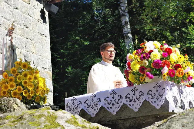 m August 2018, einem Monat nach seiner Priesterweihe, der gebürtige Schardenberger Pater Johannes Haas erstmals als Festprediger bei der Pilgermesse am Freialtar im beheimateten Fronwald. | Foto: Franz Gruber