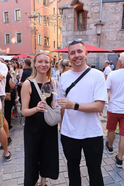 Beim Weingassenfest: Abg. Elisabeth Fleischanderl und Matteo genossen gemeinsam die gesellige Atmosphäre. | Foto: Kendlbacher