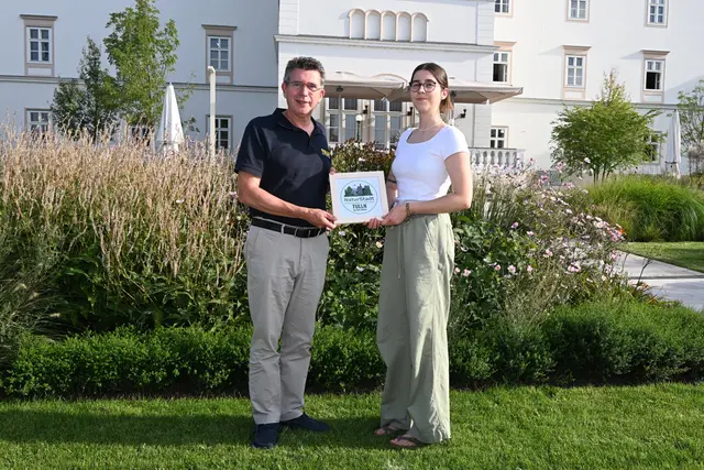 Übergabe zwischen Bürgermeister Peter Eisenschenk und Melanie Ebner (Boden- und Naturschutzexpertin Greenpeace Österreich) | Foto: Stadtgemeinde Tulln