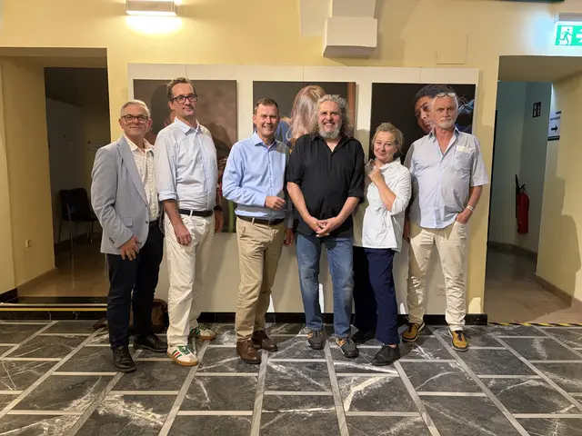 Die Vizebürgermeister Rene Kniewallner und Jochen Pießnegger mit Bürgermeister Daniel Kos, Fotograf
Peter Purgar, Jazzfestival Leibnitz-Leiterin Isabella Holzmann und dem künstlerischen Intendanten Otmar Klammer. | Foto: Stadtgemeinde/kure