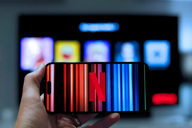 Der US-Streamingriese „Netflix“ wird im deutschsprachigen Raum teurer werden. Die Preiserhöhungen betreffen auch schätzungsweise rund 1,6 Millionen Abonnements in Österreich. (Symbolbild) | Foto: Mathieu Improvisato/Unsplash