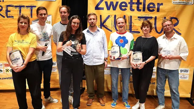 6. Waldviertler Kabarettpreis: Gewonnen hat Barbara Eichberger alias "Eichberger und Niemand" aus Wien (4. von links). | Foto: Franz Fichtinger