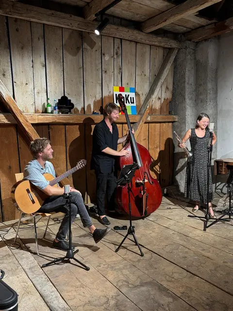 Katazumuli begeisterte das Publikum im Ku16 in Zams mit Eigenkompositionen zwischen Melodie, Improvisation und klanglicher Tiefe. | Foto: Thöni-Kohler 