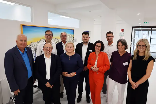 Bundesministerin Korinna Schumann informierte sich vor Ort über das Versorgungsangebot (v.l.n.r): 1. Reihe, Werner Salzburger (ÖGK), Hannes Stickler (gemeinnützige PVE Diakonissen GmbH), Korinna Schumann (Bundesministerin), Maria Katharina Moser (Direktorin Diakonie Österreich), Andrea Scharmer (Ärztin PVE), Hanna Achmüller (ÖGK) v.l.n.r: 2. Reihe: Robert Schütz (Vorstand Diakoniewerk), Karl Wohak (Ärztlicher Leiter PVE Diakonissen), Daniel Eder (Leiter PVE Diakonissen Tirol), Christian Härting (Bürgermeister Telfs). | Foto: Marktgemeinde Telfs, Beatrice Hackl