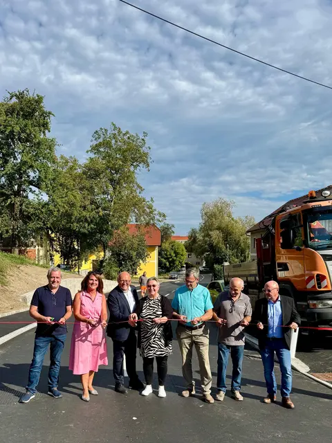 Landtagspräsidentin Sabine Binder (2.v.l.), NR Laurenz Pöttinger (3.v.l.), Bürgermeisterin Gisela Mayr (mitte), Bürgermeister Gerhard Schauer (3.v.r.) sowie Vertreter der beteiligten Firmen und der Straßenmeisterei. | Foto: Sebastian Wolfram