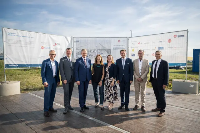 Volker Fuchs, CEO &amp; Eigentümer Test-Fuchs Gruppe, Horst Bischof, Rektor TU Graz,  Thomas Stelzer, Landeshauptmann Oberösterreich, Karin Tausz, Geschäftsführerin FFG, Gisele Amancio, CEO &amp; Business Director HyCentA, Markus Achleitner, Wirtschafts- und Forschungs-Landesrat Oberösterreich, Christian Deleja-Hotko, Bürgermeister Enns,  Wilfried Enzenhofer, Geschäftsführer UAR. | Foto: Geschäftsführerin FFG