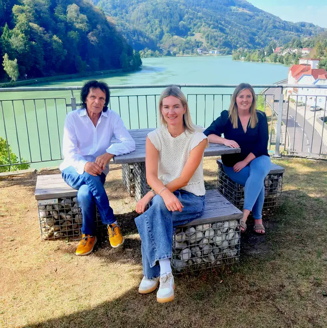 Das neue Team der Volksschule St. Nikola an der Donau. Der Wiedereinsteiger Wolfgang Haas, 74, die neue Leiterin Ulla Paraluppi und Nadine Neugschwentner, von links | Foto: Engelbert Freundenschuß
