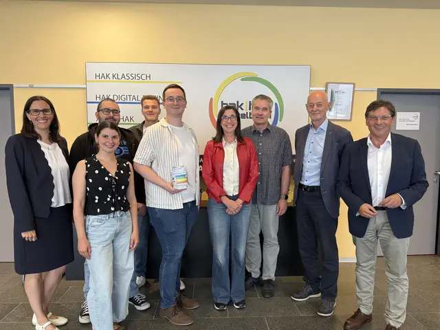 Schulleiter-Stellvertreterin Mag. Astrid Tröstl, Julia Salomon, BEd Med, Andreas Plazibat, Samuel Nemec, BA, Manuel Messler, Mag. Andrea Fuuge, MSc, MMag. Werner Bossniak, HR Dir a.D. Mag. Hannes Berthold, Schulleiter Dir. Mag. Christian Rindhauser | Foto: HAK/HAS Mistelbach