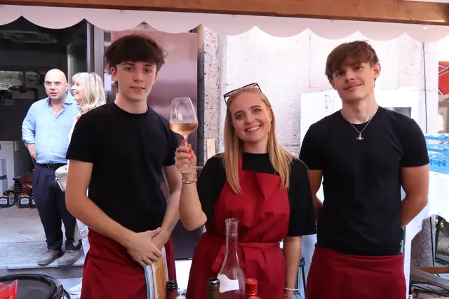 Lukas, Lea, und Nico (Roter Adler) verwöhnten die Gäste mit feinen Weinen und Schmankerln. | Foto: Kendlbacher