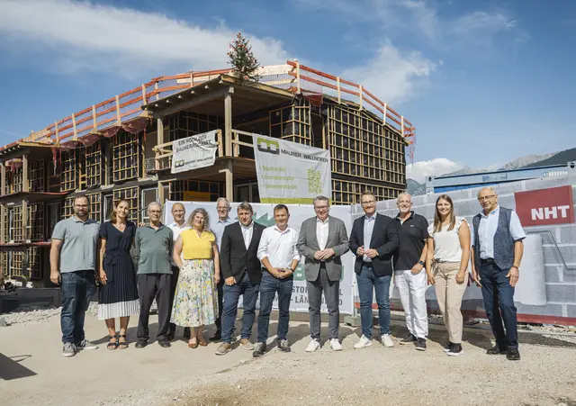 Bürgermeister Markus Haid, LA Andreas Kirchmair, NHT-Geschäftsführer Johannes Tratter, LH-Stellvertreter Philip Wohlgemuth und Architekt Günther Gasteiger freuen sich mit allen Beteiligten über den zügigen Baufortschritt auf der Baustelle in Birgitz. | Foto: NHT/Franz Oss