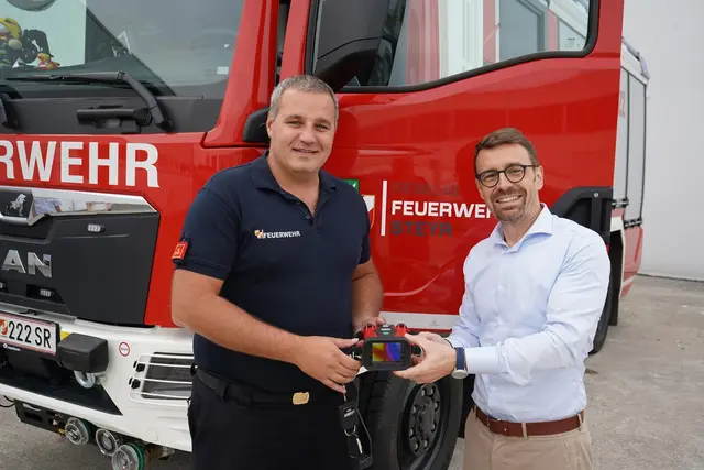 Hauptbrandinspektor Michael Grundner und Geschäftsführer Dr. Lukas Wessely bei der Übergabe