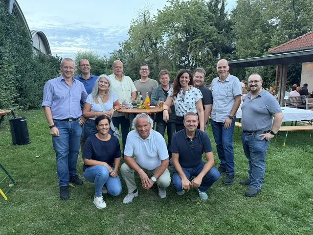 Die Vertreterinnen und Vertreter der Paschinger Vereine gemeinsam mit Bürgermeister Markus Hofko und den Ehrengästen beim Ehrenamtsfest des Team Hofko.
 | Foto: Team Hofko