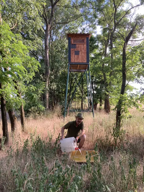 Jäger Wolfgang Kaster und Manuel Zott beim Befüllen einer Wasserstelle im Wald.
 | Foto: Hegering Fallbach