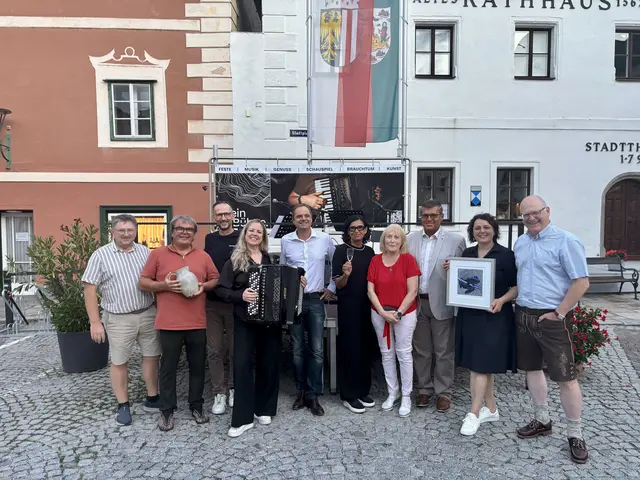 Am Bild von links Bruno Brandstetter, Lothar Pühringer, Christian Geirhofer, Manuela Kloibmüller, Bürgermeister Rainer Barth, Waltraut Gassner, Maria-Anna Grell, Manfred Hinterdorfer, Monika Buchinger und Markus Pöcksteiner. | Foto: MeinBezirk Perg/Köck