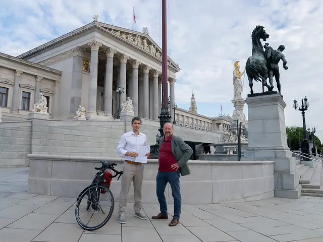 Lukas Hammer, Nationalratsabgeordneter und Umweltsprecher der Grünen (l.) und Heinz Berger, Klubobmann der Grünen, fordern eine neue Lösung während für die fast fünfjährige Sperre des Steinitzsteg für Fuß- und Radverkehr. | Foto: Die Grünen