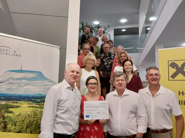 Die Künstlerinnen und Künstler mit den Verantwortlichen bei der Vernissage | Foto: HSL