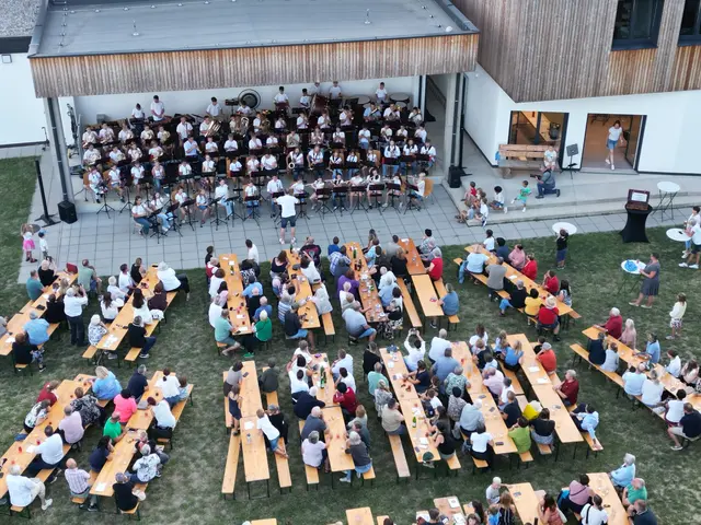 Viele Gäste waren schon zu Beginn der Veranstaltung... | Foto: Günther Koch