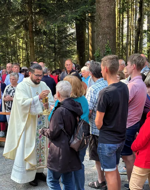  Der Priester im Dienst: Pater Johannes Haas beim Kommunionspenden bei der Pilgermesse am Kraftplatz im Fronwald. | Foto: Franz Gruber