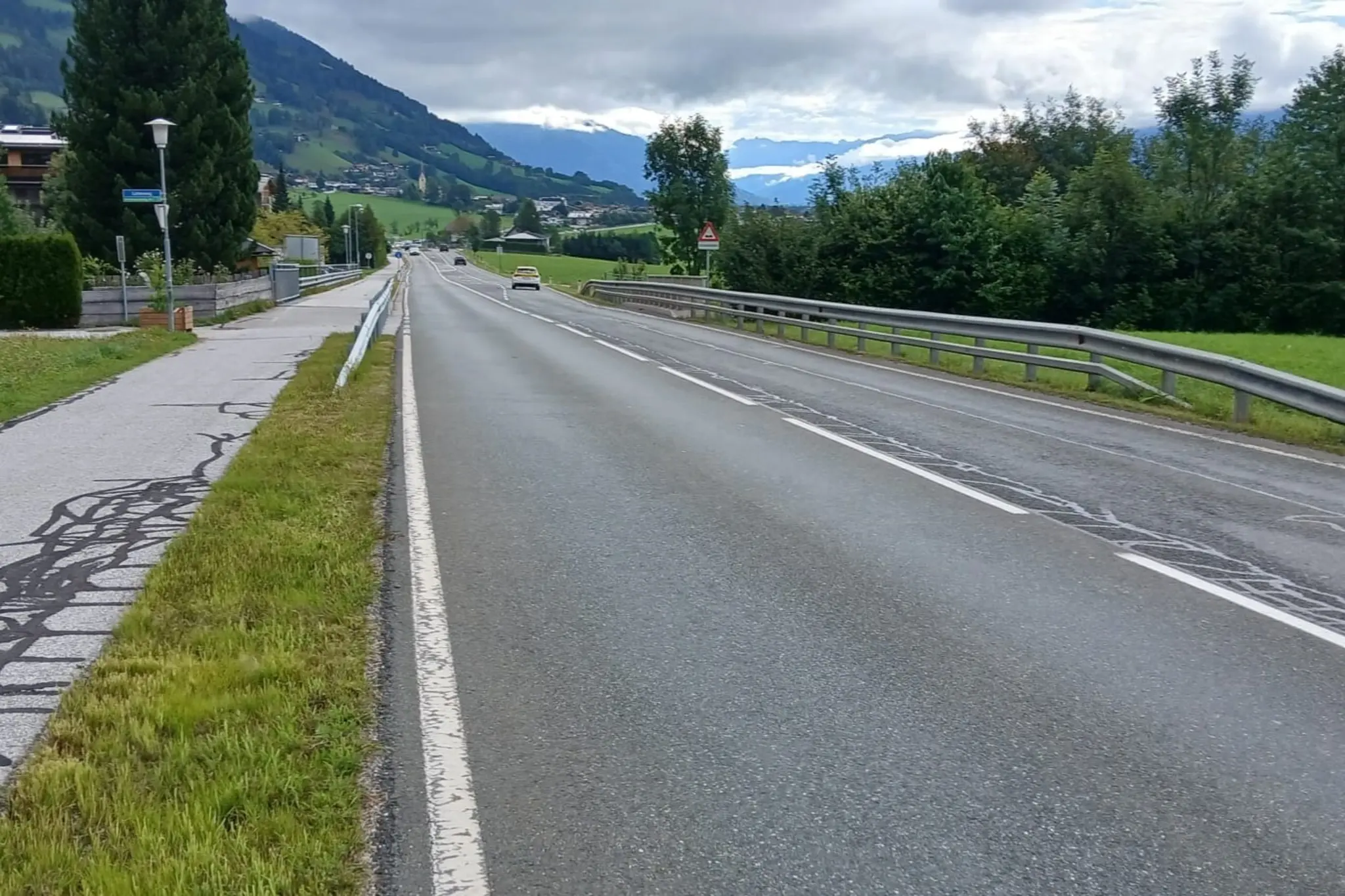 B168 Mittersiller Straße: Road surface is being renewed over a length of ...