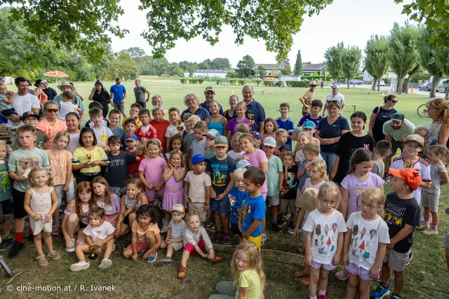 Die Veranstalter mit Paul Frühling, Elisabeth Redl, Richard Blaha (Mitte hinten)mit allen Helfern und Helferinnen und den 93 teilnehmenden Kindern am Ende des Sportfestes. | Foto: cine-motion.at / R. Ivanek