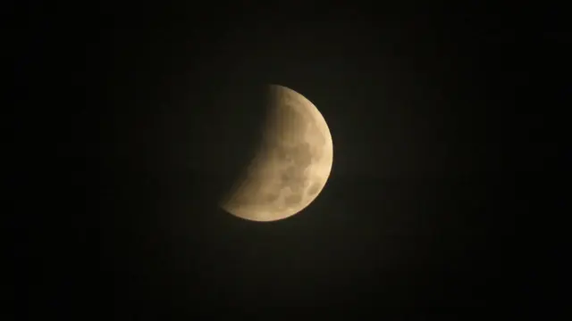 der Erdschatten verdeckt den Vollmond (04:57 Uhr)