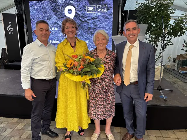 Familie Schwarz in Moschendorf feierte ihr 90-jähriges Firmenjubiläum: die Geschwister Josef Schwarz, Andrea Mittl, mit Mutter Gertrude Schwarz und Kurt Schwarz (von links).  | Foto: Elisabeth Kloiber/MeinBezirk