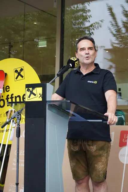 Vorstandsvorsitzender Andreas Wolf schilderte den Werdegang des Neubaues: | Foto: Georg Larcher / MeinBezirk