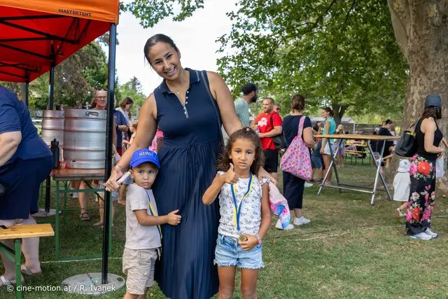 Mama Hadir Skkina mit Adam und Jolie, die den Nachittag sportlich verbrachten. | Foto: cine-motion.at / R. Ivanek