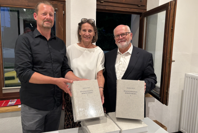 Präsentieren das dreibändige Werk in Pfaffenhofen (v.l.): Grabungsleiter und Autor Markus Wild, Gudrun Gstraunthaler vom Örtlichen Chronistenteam und Bernd Päffgen (Bayerische Akademie der Wissenschaften). | Foto: Georg Larcher / MeinBezirk