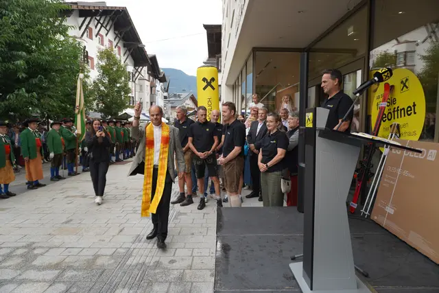 Ein Volksfest im Telfer Ortskern: Dekan Peter Scheiring verpasste dem neuen Bankgebäude, das "Markthaus", den Segen von oben. | Foto: Georg Larcher / MeinBezirk