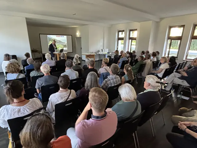 Für die knapp 90 Besucherinnen und Besucher im Saal Theresia wurde der Abend zu einem anschaulichen Ausflug in eine Zeit, aus der es kaum schriftliche Überlieferungen gibt.  | Foto: Georg Larcher / MeinBezirk