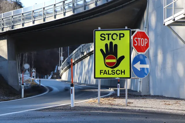 Ein bislang unbekannter Lenker war auf der A12 bei Imst entgegen der Fahrtrichtung unterwegs. Die Polizei bittet um Hinweise. | Foto: Othmar Kolp (Symbolbild)