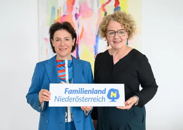 Ausbildungen der Familienland Niederösterreich GmbH: Barbara Trettler, Geschäftsführerin der Familienland Niederösterreich GmbH, und Familien-Landesrätin Christiane Teschl-Hofmeister. | Foto: Familienland Niederösterreich GmbH