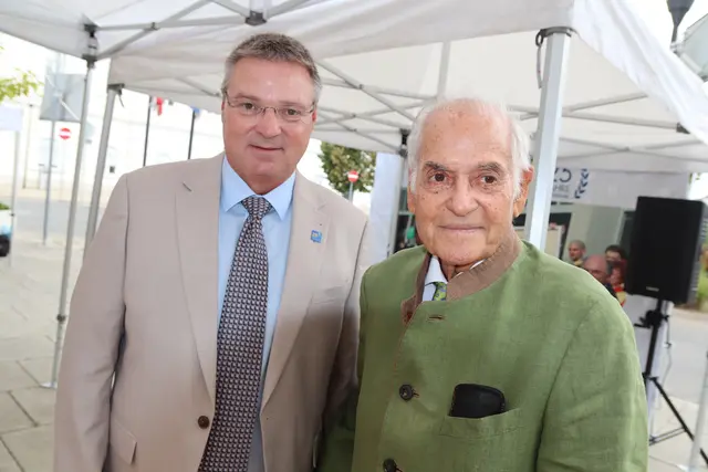 Bürgermeister Wolfgang Kocevar begrüßte beim mFestakt auch den örtlichenn Schlossherrn Baron Richard Drasche-Wartinberg. | Foto: Manfred Wlasak