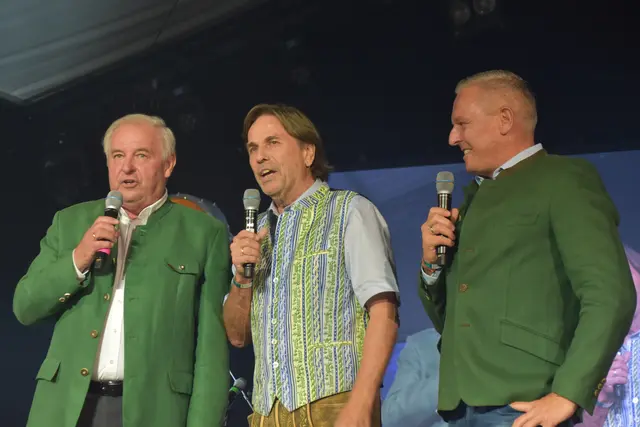 Drei Landeshauptmänner sangen Fritz Kristoferitsch ein Geburtstagsständchen: die ehemaligen Landeshauptmänner Hermann Schützenhöfer, Franz Voves und der amtierende Landeshauptmann Mario Kunasek | Foto: MeinBezirk/Michael Strini