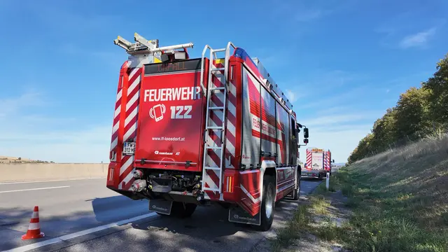 Der starke Reiseverkehr zum Ende der Sommerferien erschwerte die Anfahrt der Einsatzkräfte, da sich rund um die Unfallstelle rasch ein Rückstau bildete. | Foto: DOKU NÖ