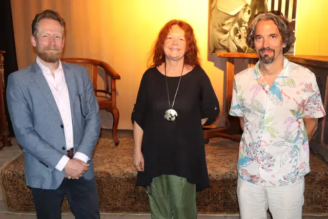 Paul Scherübel malte, Uschy Maier begrüßte und Roman Grabner (v.l.) erklärte | Foto: Gerhard Langmann