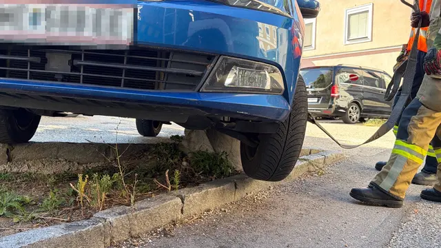 Das Fahrzeug kam dabei auf einem Begrenzungsstein zum Stillstand und konnte die Fahrt nicht mehr selbstständig fortsetzen. | Foto: DOKU NÖ