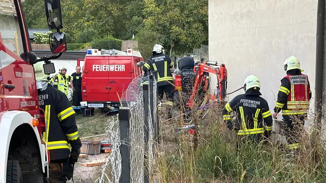 Wie es genau zu der gefährlichen Schräglage und dem anschließenden Umkippen des Baggers kam, war zunächst noch ungeklärt. | Foto: DOKU NÖ