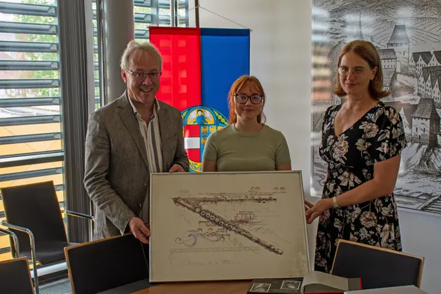 Den Fund der historischen Schätze machten (v.l.) Musikschulleiter Alexander Kastner, Ferialpraktikantin Marlene Faltin und Stadtarchivarin Elisabeth Moll.
 | Foto: Stadtgemeinde Zwettl